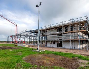 Erection of the walls of the new Spinder building in Drachten. 