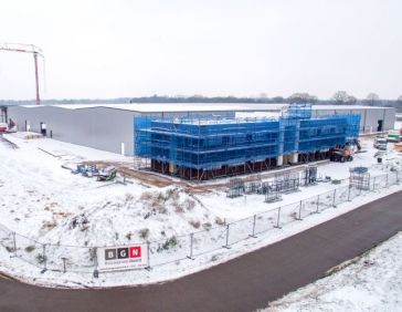 Spinder New building: The roof is on!