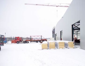 Spinder New building: The roof is on!