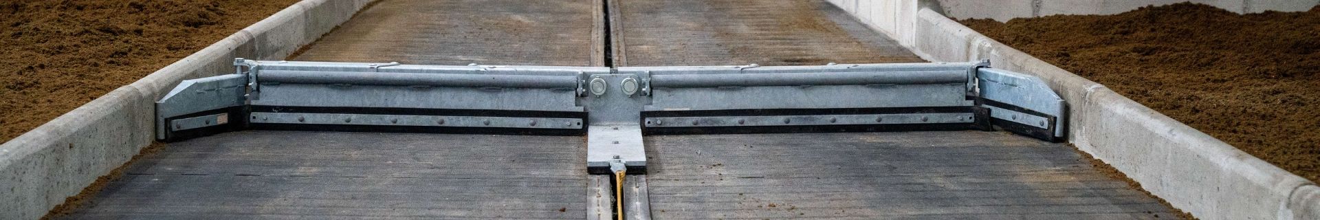 Manure scraper for dairy barns: optimal manure removal